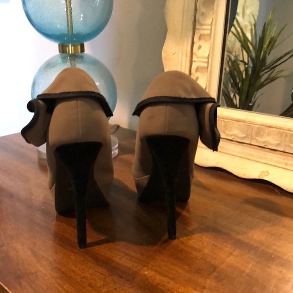 Heels - Picture 4 of 4